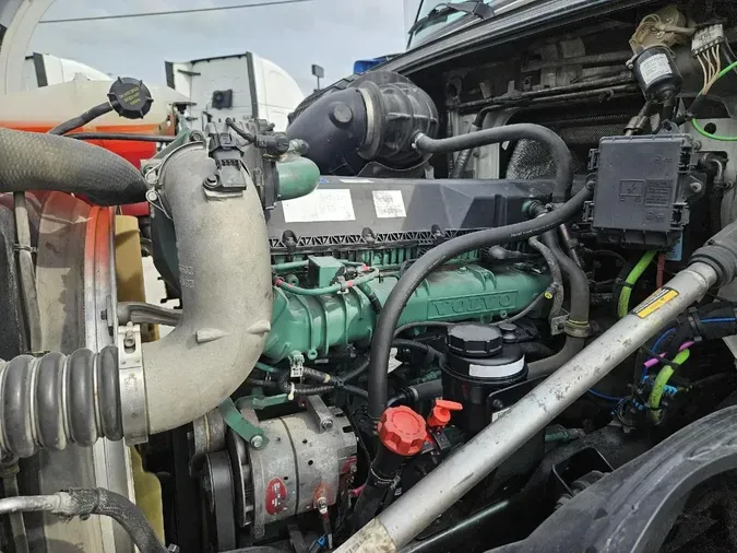 2020 VOLVO VNL64T760