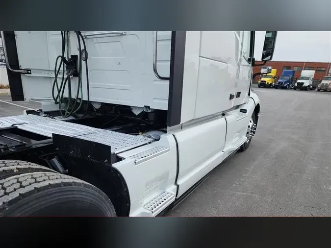 2023 VOLVO VNL760