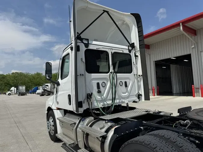 2024 Freightliner Cascadia&reg; Fifth Generation Day Cab 126" BBC