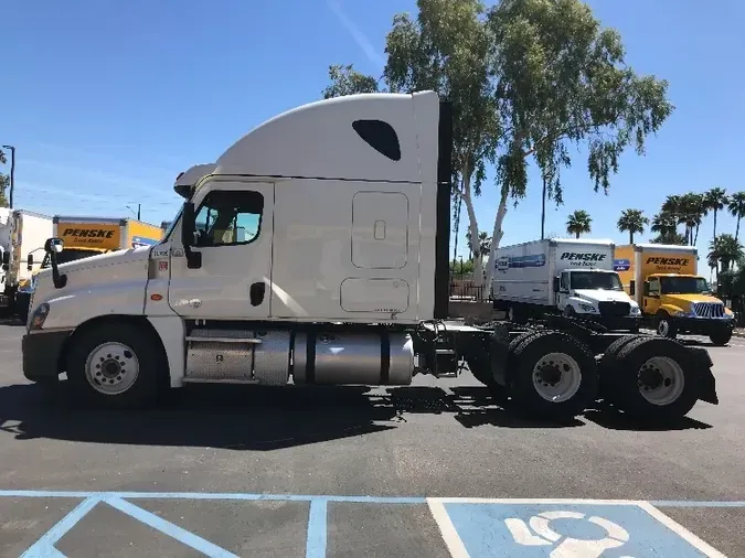 2018 Freightliner X12564ST