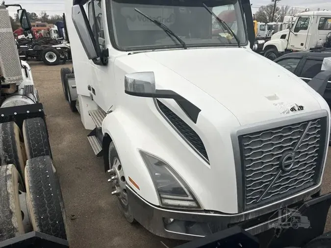 2020 VOLVO VNR64T300