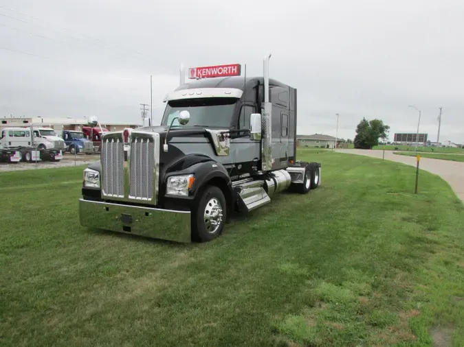 2023 Kenworth W990