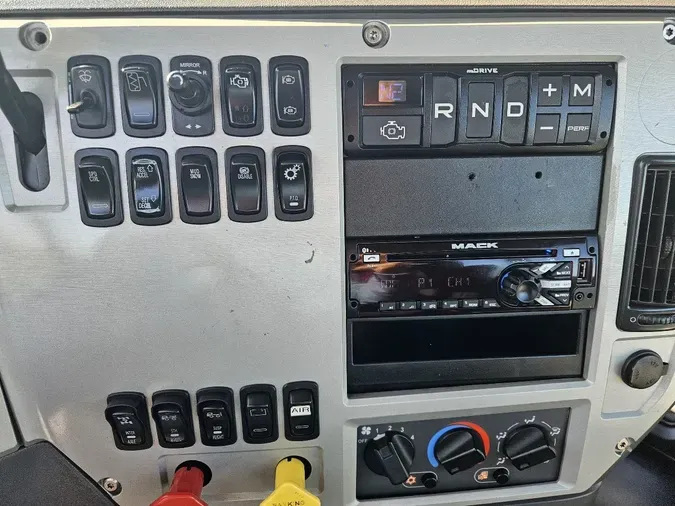 2019 MACK CXU613