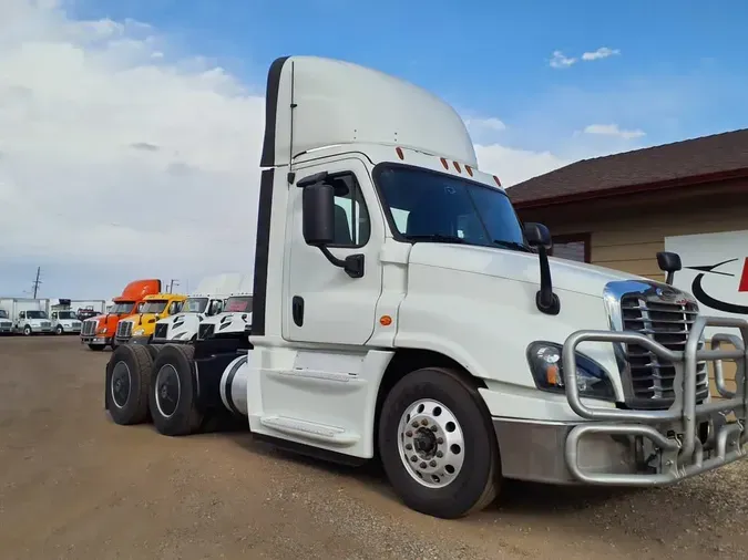 2019 FREIGHTLINER/MERCEDES CASCADIA 125