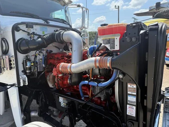 2023 Peterbilt 389