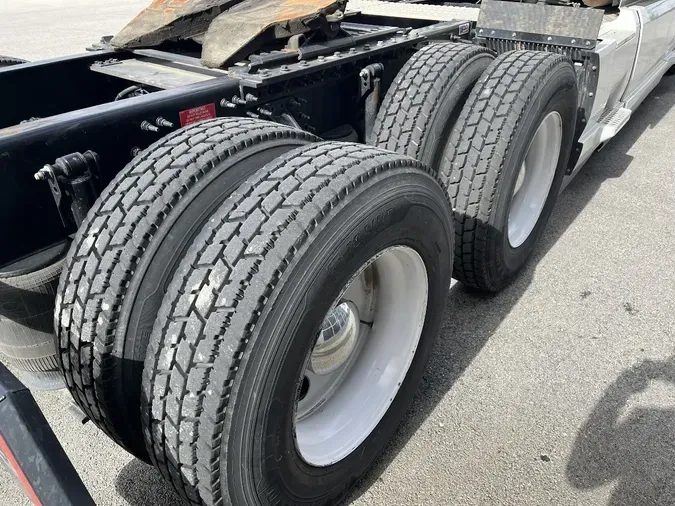 2021 VOLVO VNL64T860