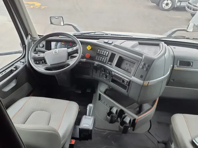 2020 VOLVO VNR64T-640