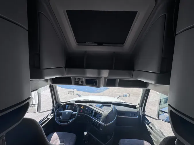 2019 VOLVO VNL64T760