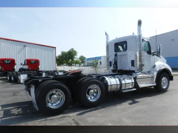 2025 Kenworth T880