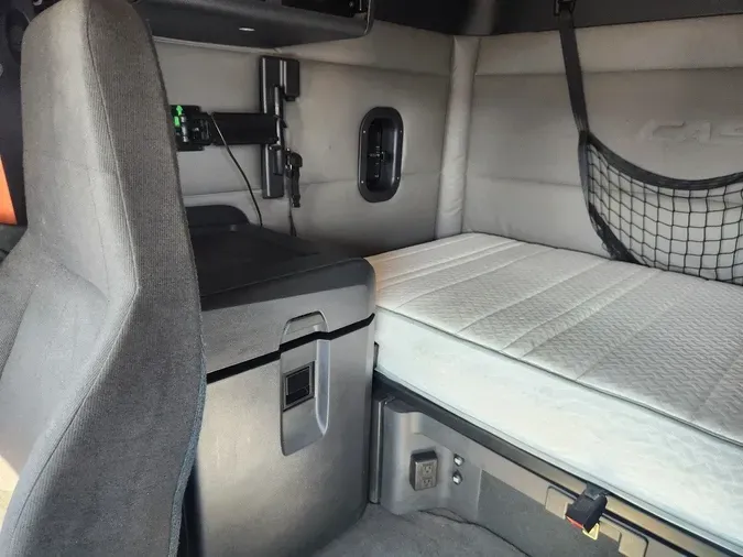 2020 FREIGHTLINER Cascadia 126