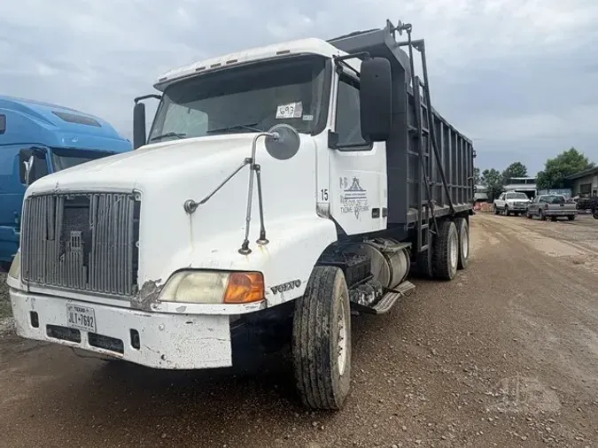 1998 VOLVO VNM64T200