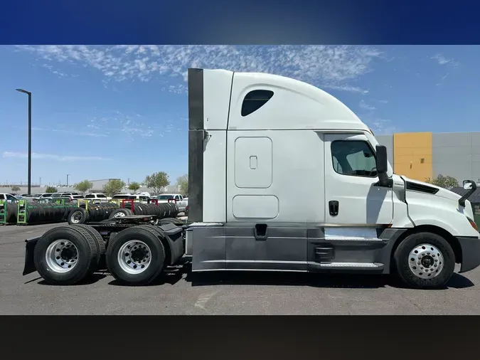 2023 Freightliner Cascadia 126