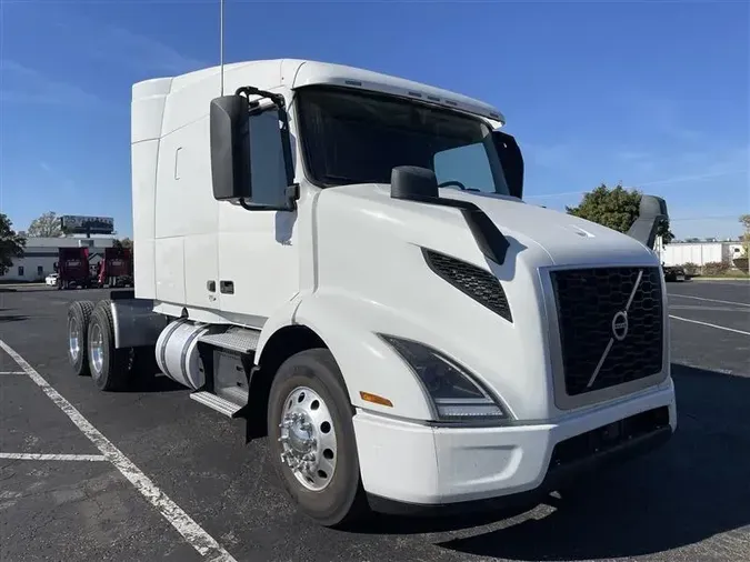 2020 VOLVO VNR640