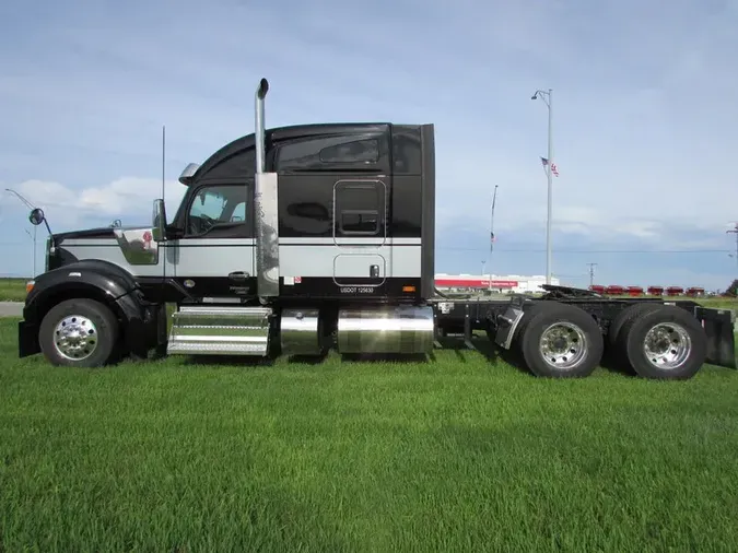 2023 Kenworth W990