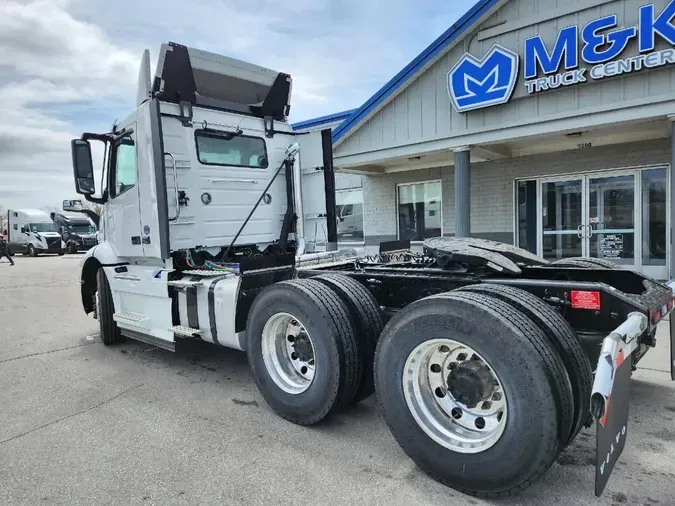 2025 VOLVO VNR64T300