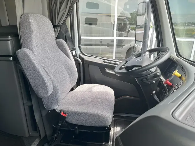 2023 VOLVO VNL860
