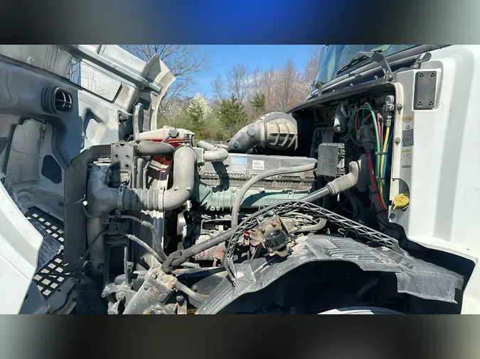 2015 Volvo VNL300