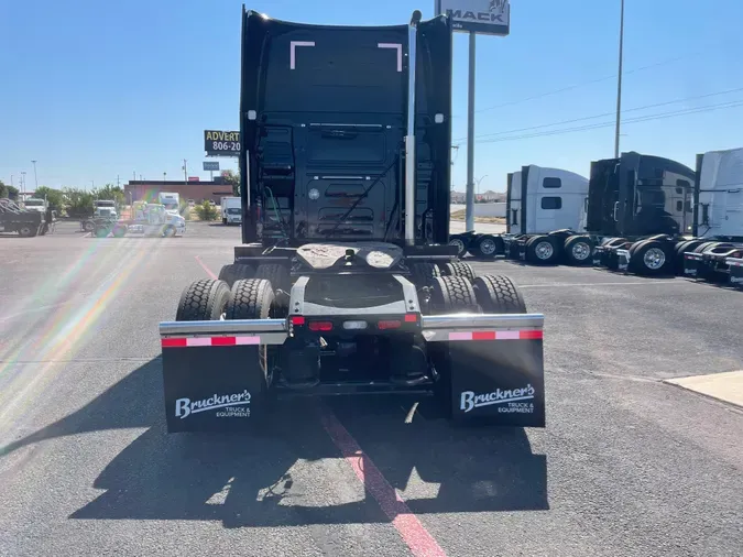 2025 VOLVO VNL64T860