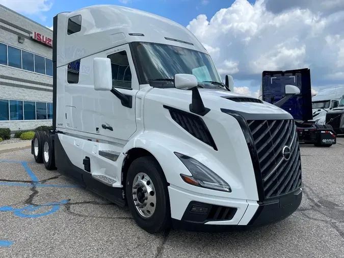 2025 VOLVO VNL64T860