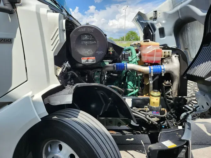 2019 VOLVO VNL64T760