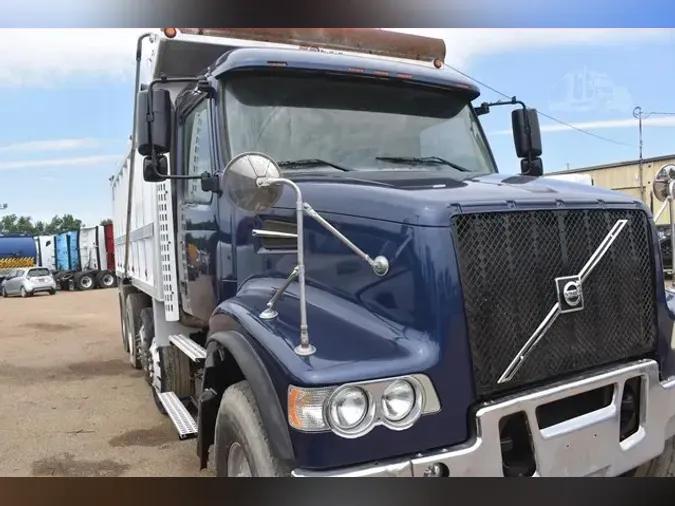 2003 VOLVO VHD104F200