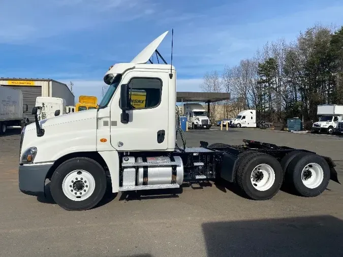 2017 Freightliner X12564ST