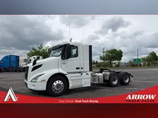 2023 VOLVO VNR64T300