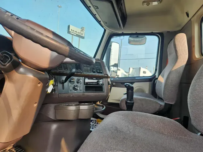 2017 VOLVO VNL64T300