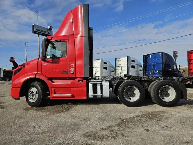 2020 VOLVO VNR64T300