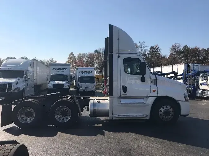 2018 Freightliner X12564ST