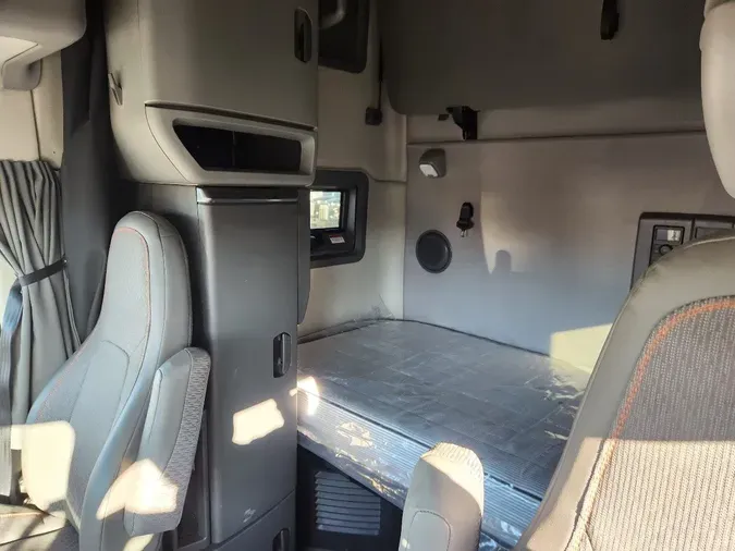 2023 VOLVO VNL64T760
