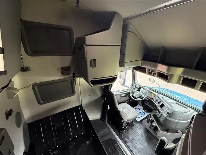 2021 VOLVO VNL760