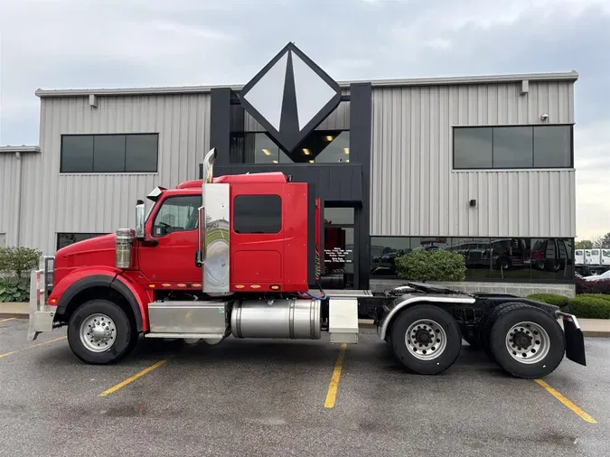 2023 International HX620 Sleeper