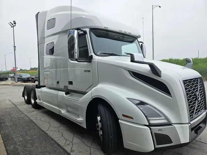 2020 VOLVO VNL64T760
