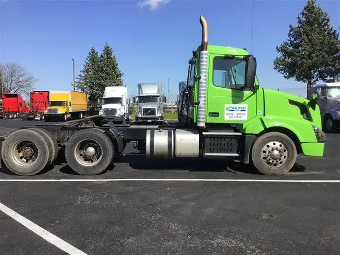 2017 VOLVO VNL300