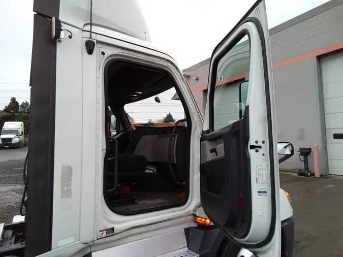2019 Freightliner Cascadia 126