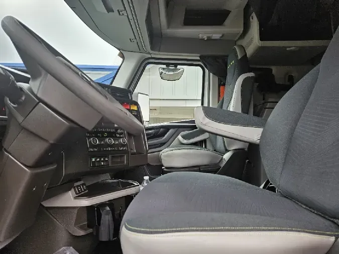 2025 VOLVO VNL64T860