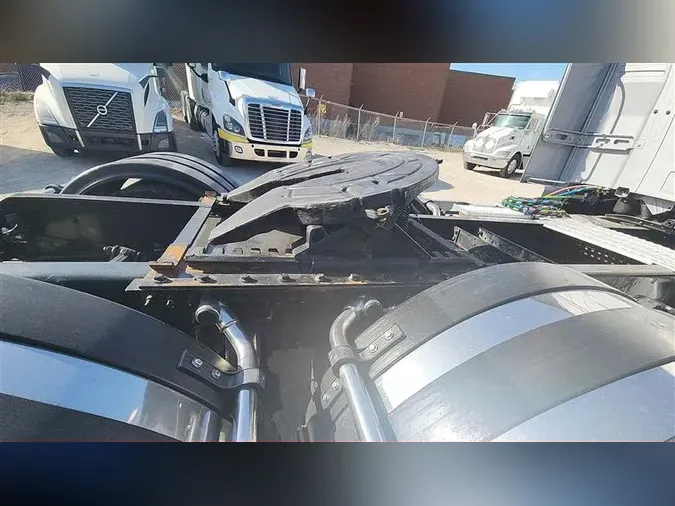 2022 VOLVO VNL740