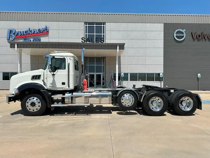 2020 MACK GR64BT