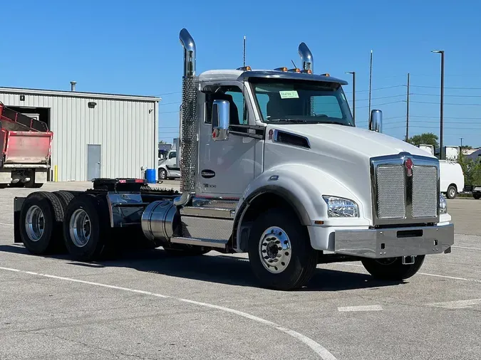 2025 Kenworth T880