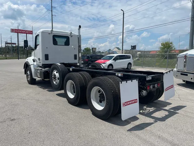 2025 Kenworth T880