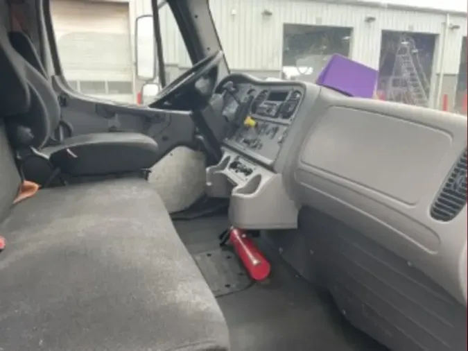 2018 FREIGHTLINER M2 106