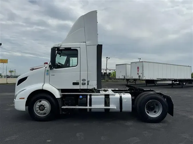 2019 VOLVO VNR300