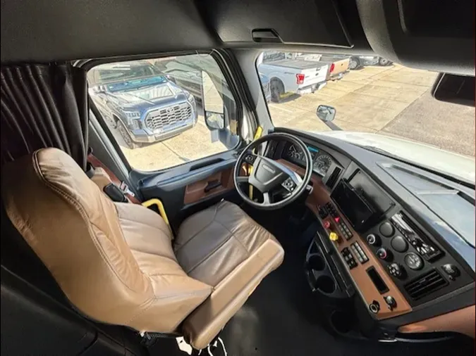 2021 Freightliner Cascadia 126