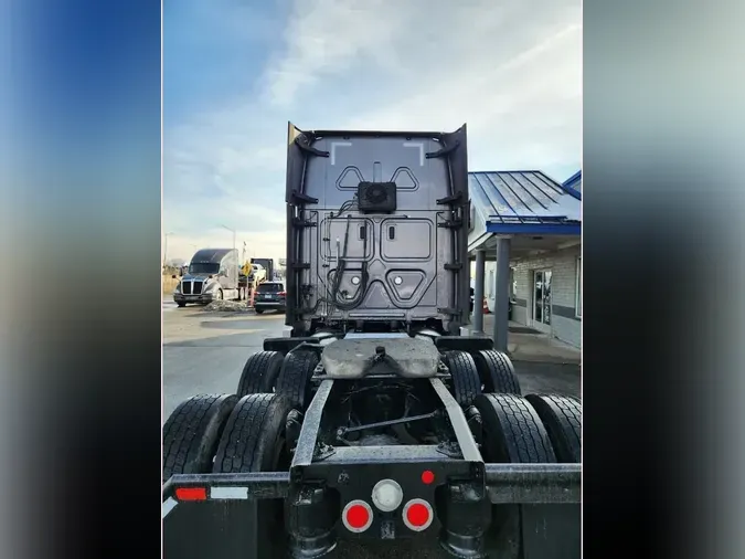 2022 FREIGHTLINER Cascadia 126