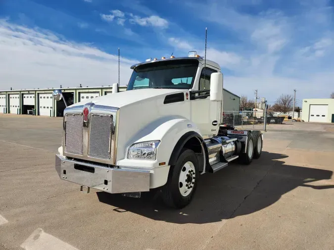 2023 Kenworth T880