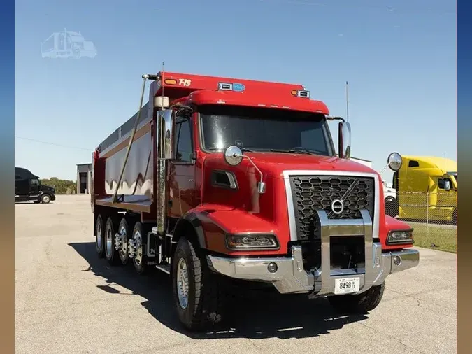 2023 VOLVO VHD104B300