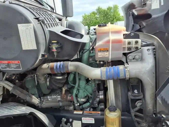 2020 VOLVO VNR64T-640