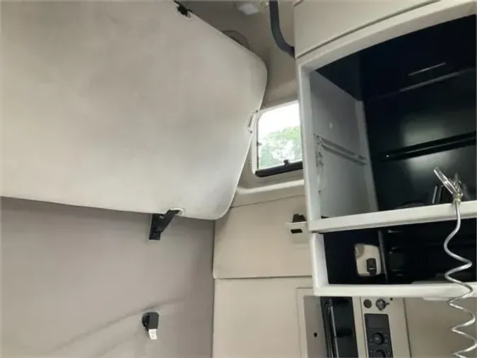 2017 VOLVO VNL64T670