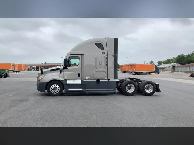 2024 Freightliner Cascadia 126fff6ac0e0e53f7bc3b8e93cf39bfea66